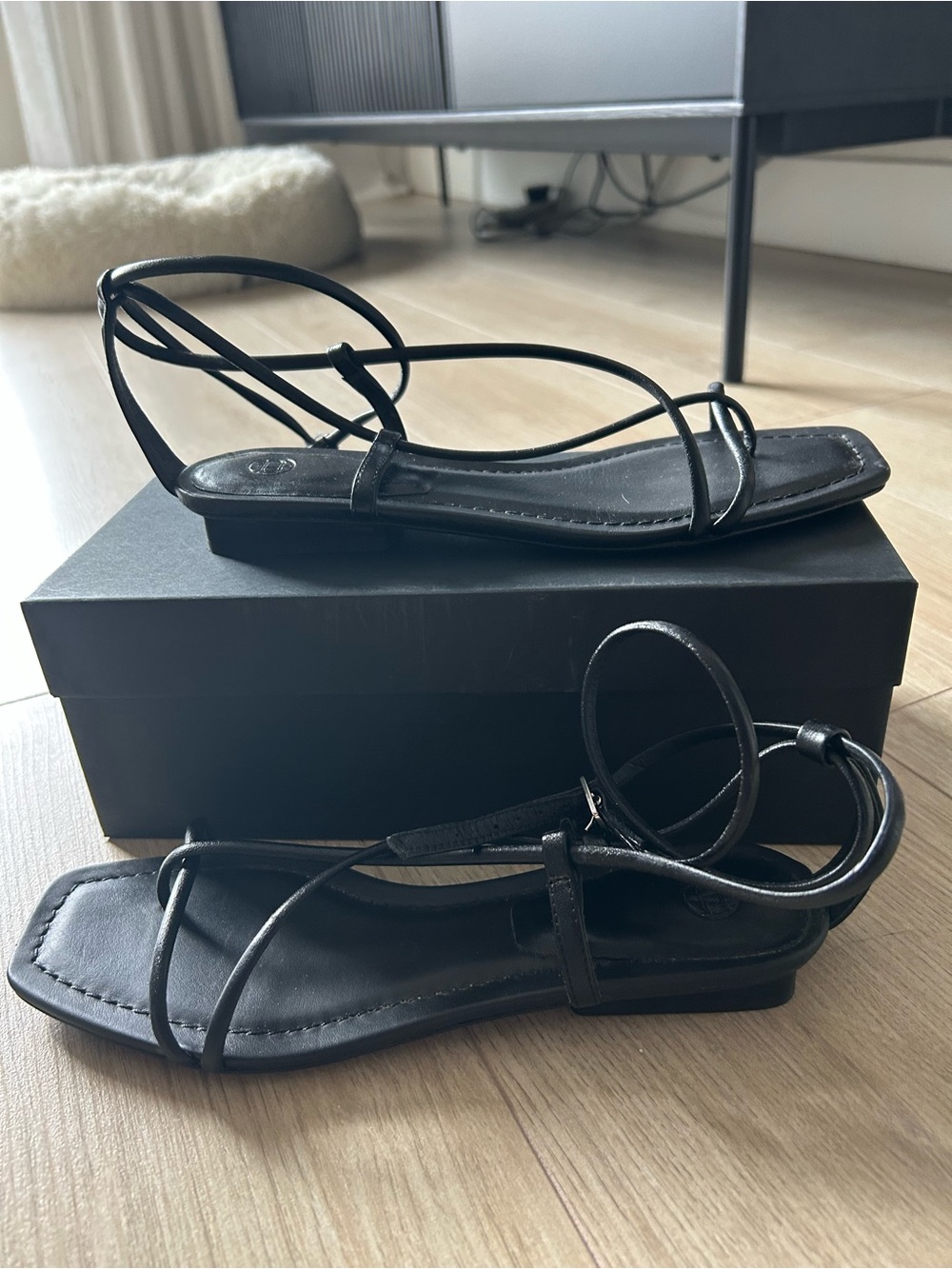 Massimo Dutti Black Leather Strappy Square-Toe Sandals - Picture 2 of 2